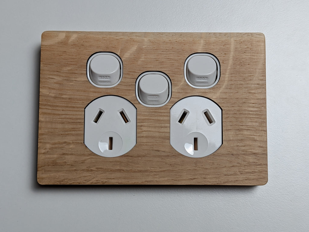 Oak Double Outlet With Centre Switch