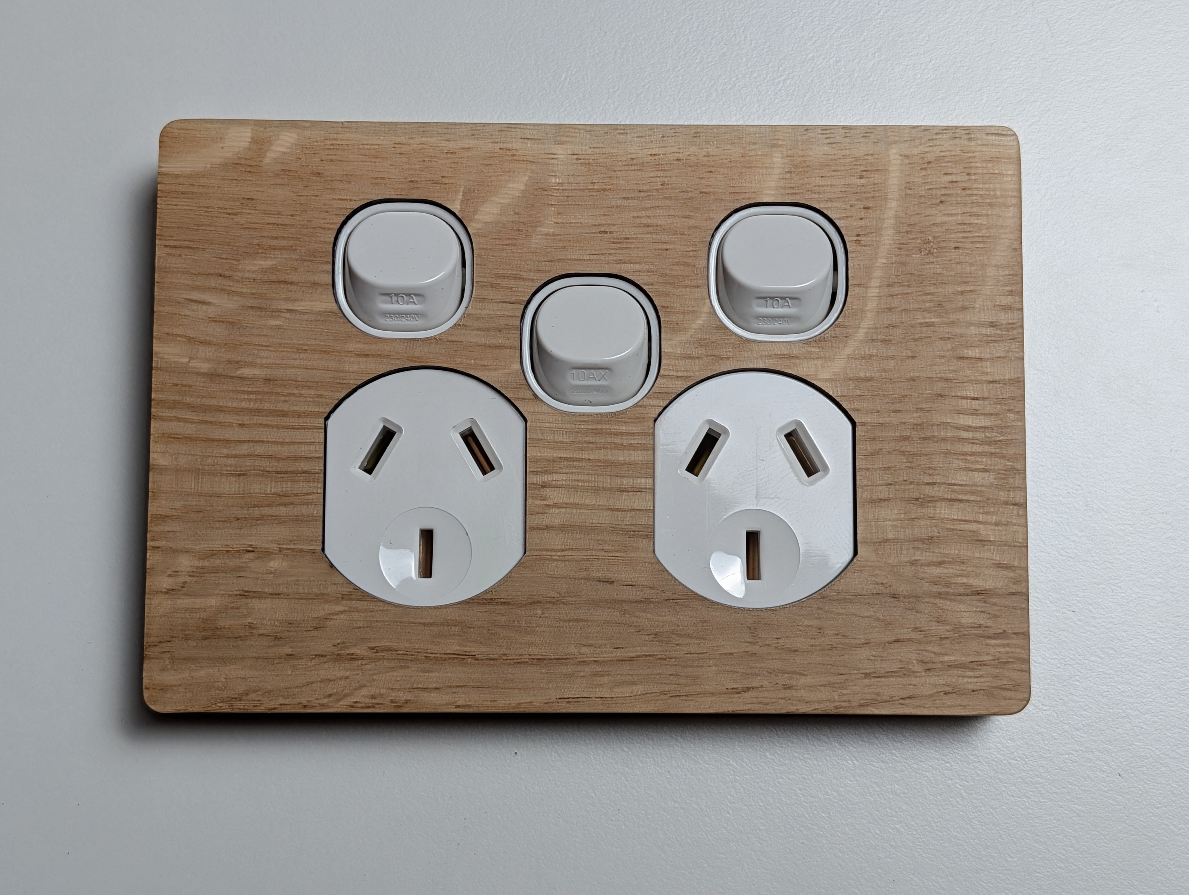 Oak Double Outlet With Centre Switch