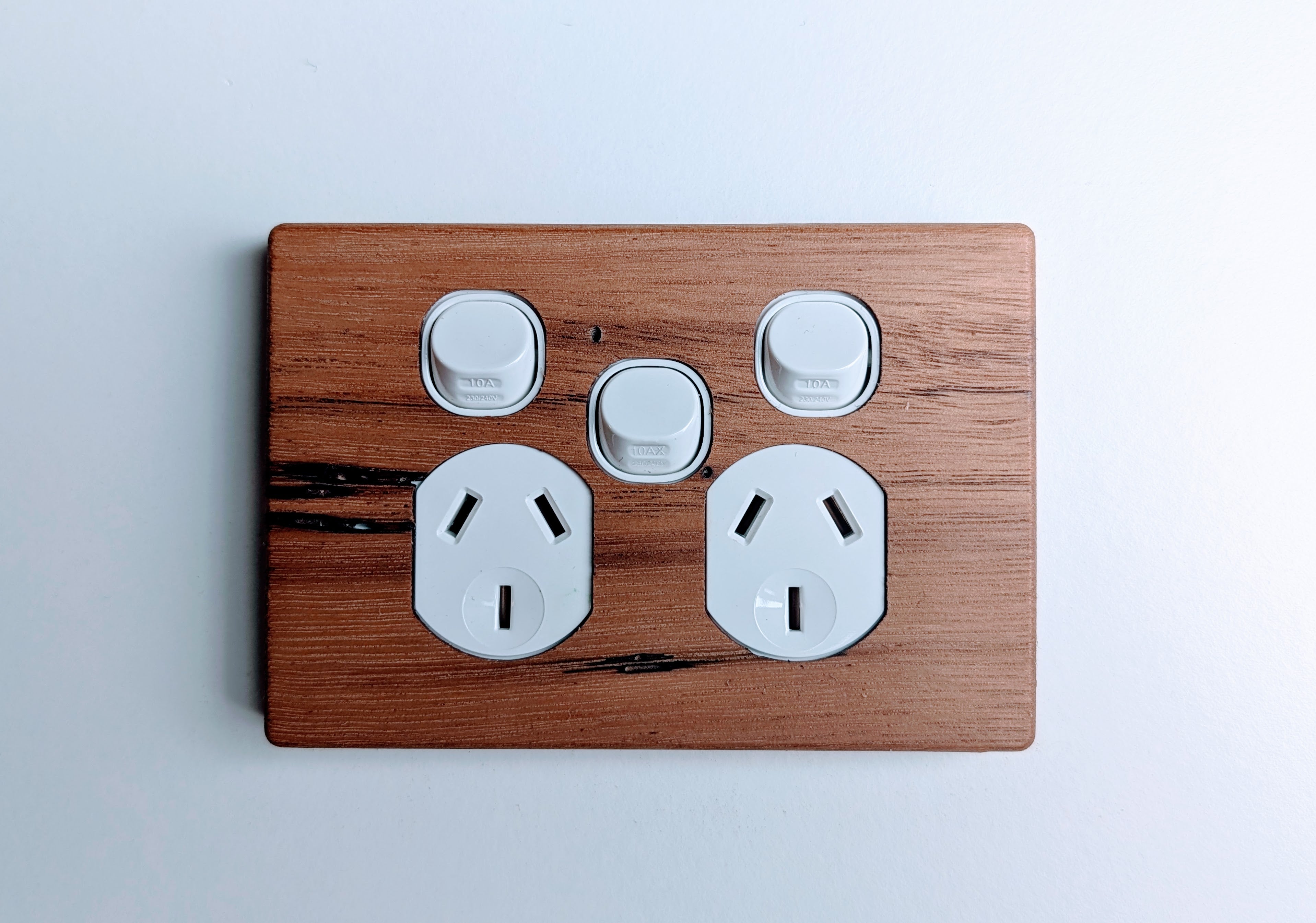 Blackbutt Double Outlet With Centre Switch